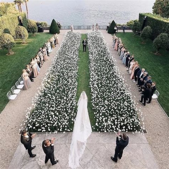 How wide should a wedding aisle be?