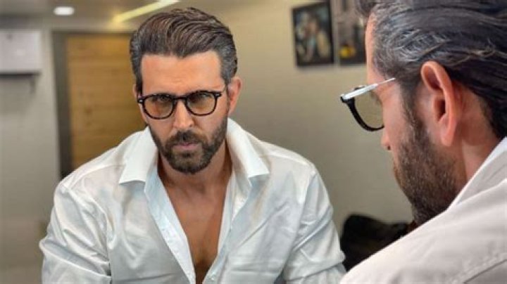 Hrithik Roshan cooks breakfast for kids & fans instantly refer to ZNMD & KNPH. Remember the scenes? – India TV