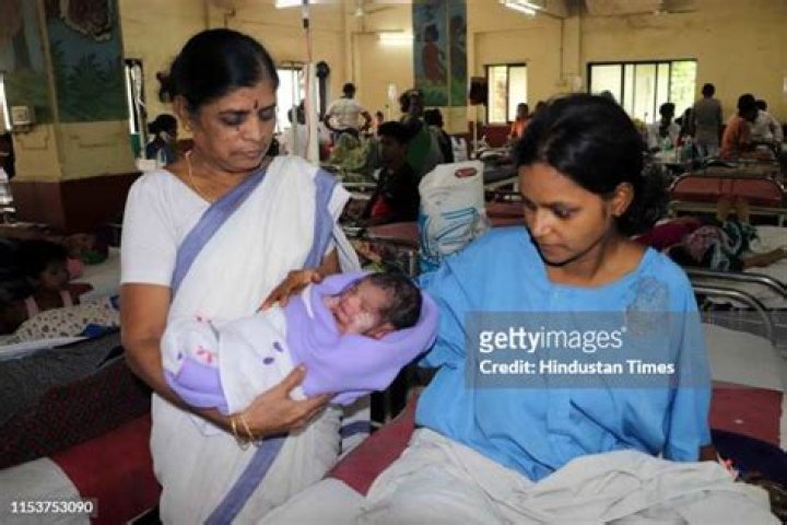 Woman gives birth at Dombivli railway station in Mumbai – India TV