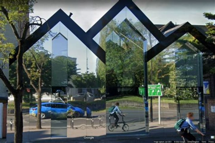 'Intense Cloaking Technology:' Mirrored House Almost Invisible on Busy Road