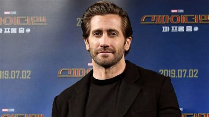 Jake Gyllenhaal Admits That He Doesn't Shower Often