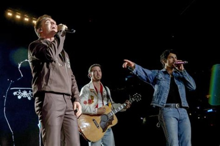 Jay-Z Rocks Out at Jonas Brothers Concert: Video