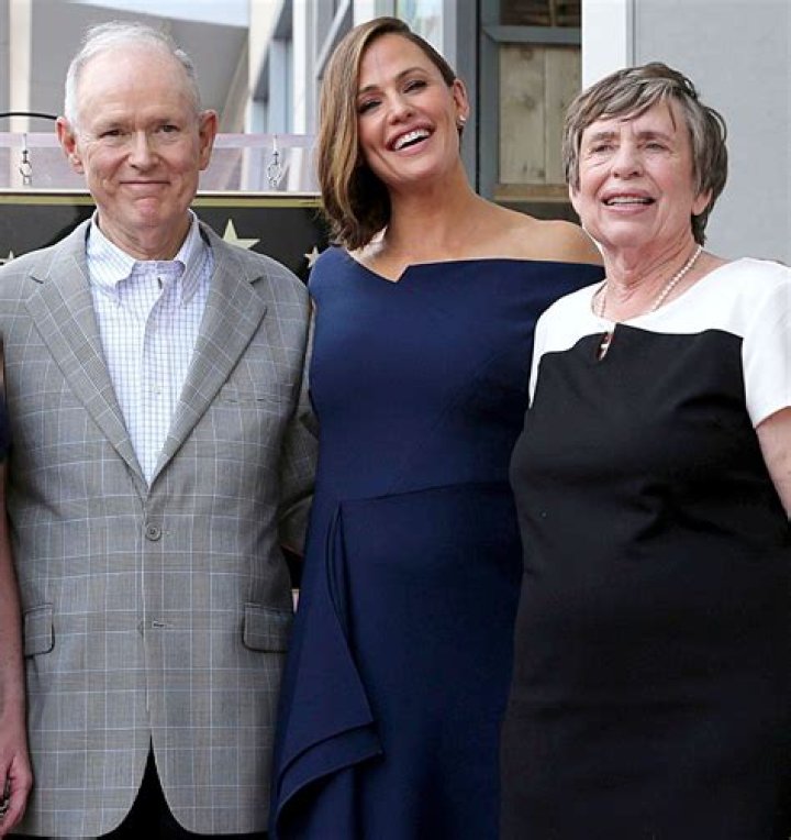Jennifer Garner Is Frustrated That Her Parents Won't Stay Home