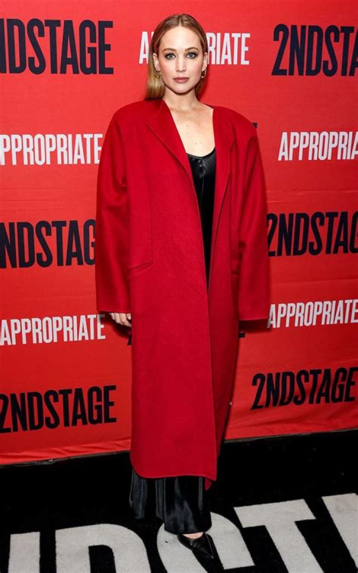 Jennifer Lawrence Wears Festive Red Coat to Broadway’s ‘Appropriate’
