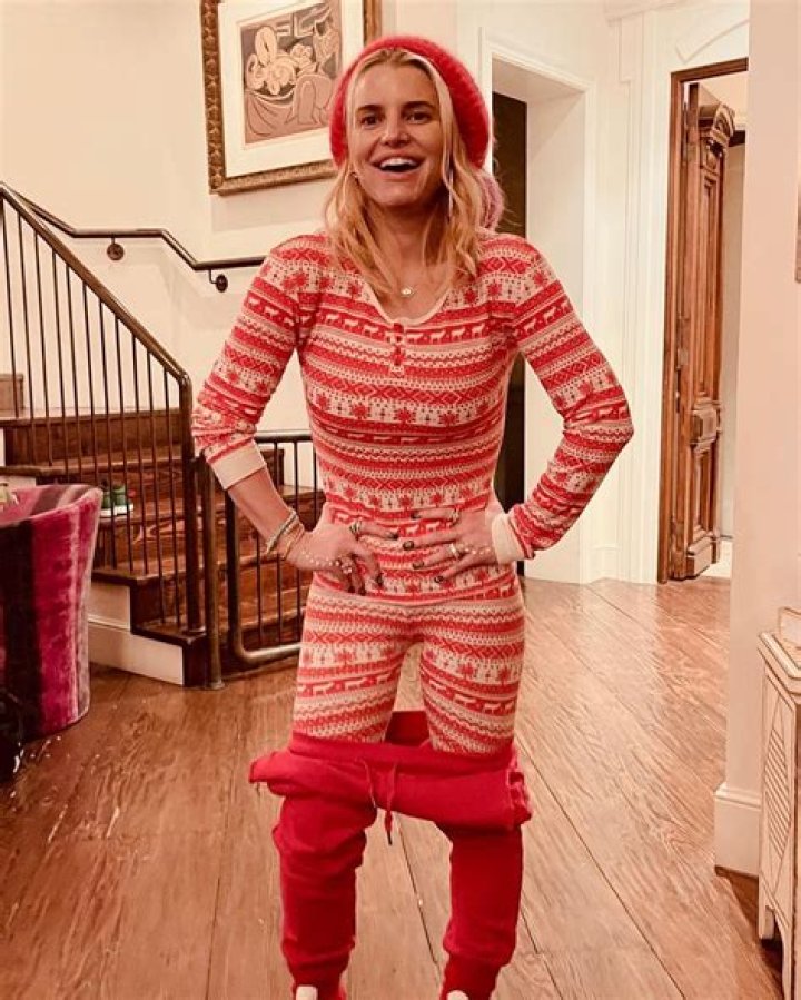 Jessica Simpson shows off her 100-pound weight loss in Christmas photo as fans praise 'fit' star
