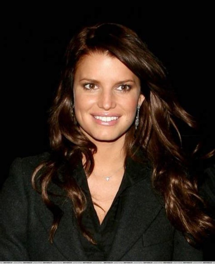 Exploring Jessica Simpson's Dark Hair Transformation