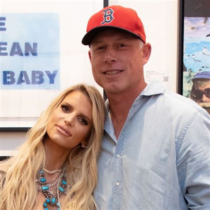 Jessica Simpson is almost smacked in the face by her son’s baseball as she sunbathes in a bikini in pool of $11M mansion – The US Sun