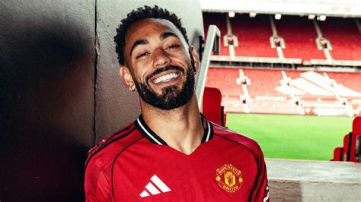 Karim Benzema snubs every Chelsea player and gives shirt to Man Utd legend instead after Real Madrid win