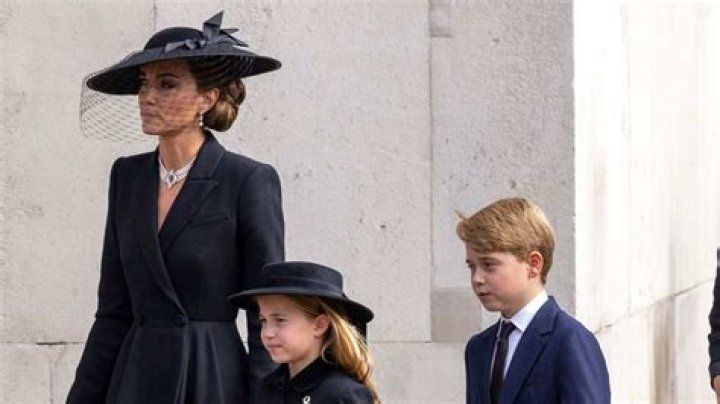 Kate Middleton Tells Prince George, Princess Charlotte to Curtsy