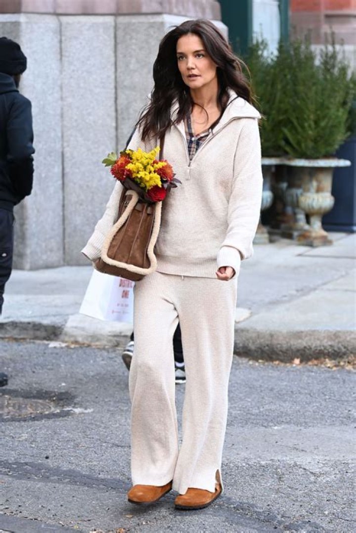 Nail Katie Holmes’ ’90s Style With These 9 Nostalgic Sweatshirts