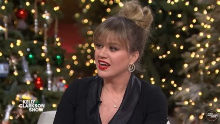 Kelly Clarkson fans slam Zac Efron's 'disrespectful' treatment of star during 'rude' appearance on her show
