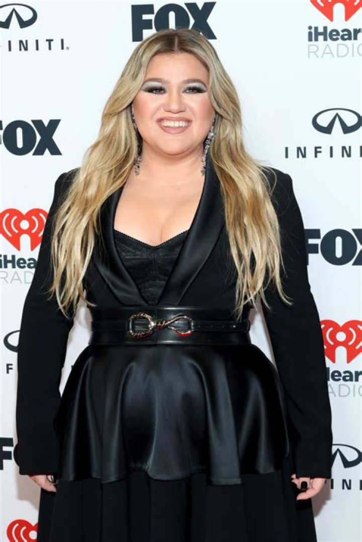 Kelly Clarkson refuses to fall prey to body shaming and dares to be challenged on her weight gain