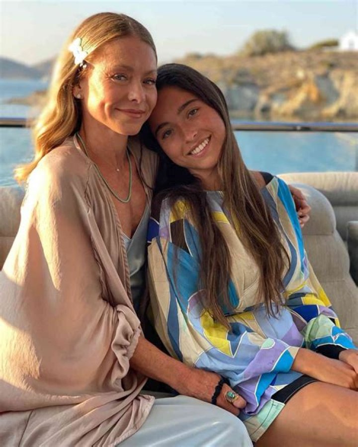 Kelly Ripa’s Daughter Lola Consuelos Snaps Summer Bikini Selfie: Pic
