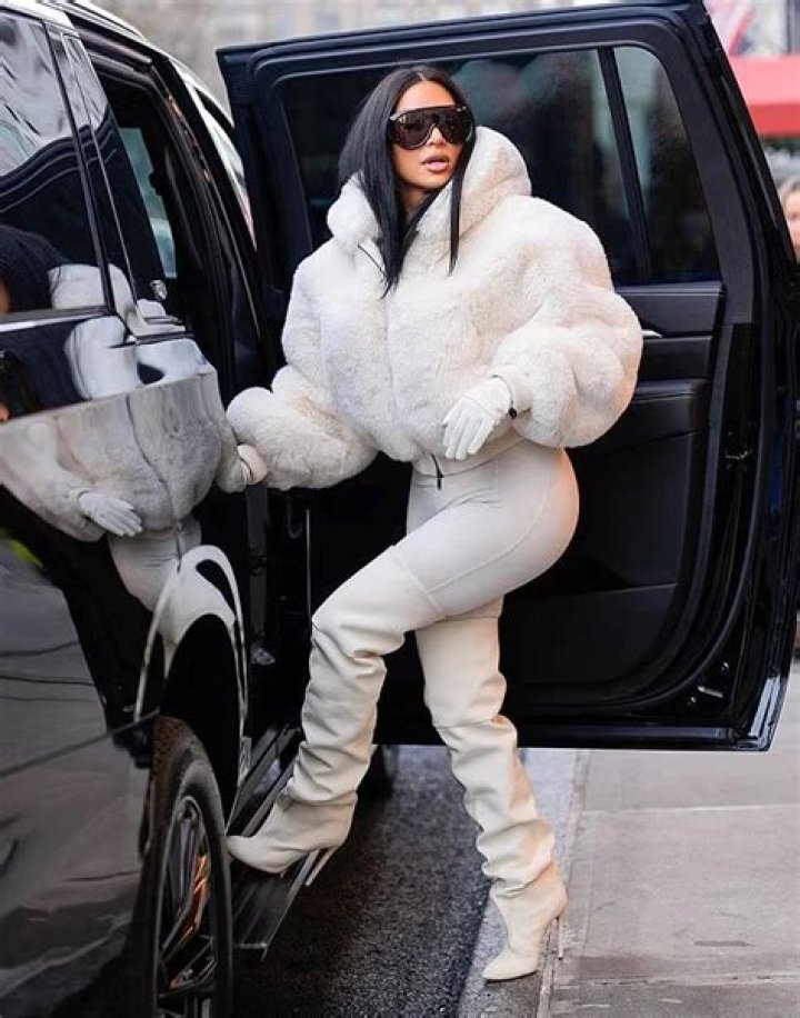 Kim Kardashian praised by fans for her 'old curves' in a resurfaced naked mirror selfie before drastic weight loss