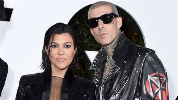 Kourtney Kardashian slammed as ‘irresponsible’ for jumping on trampoline with pals during coronavirus crisis – The US Sun