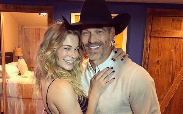 LeAnn Rimes Poses Nude After Psoriasis Returns Amid Pandemic