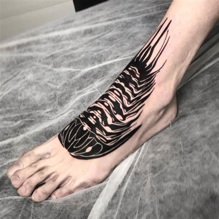 Student, 23, who can’t tell her left from right gets ‘L’ and ‘R’ TATTOOED on her hands as a permanent reminder