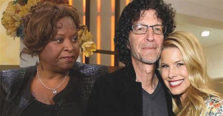 Lena Dunham Calls Into Howard Stern's Radio Show: "I'm Not That Fat, Howard"