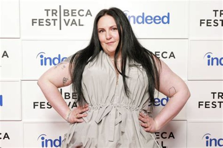 Lena Dunham Posts Nude Photo for Friendly House Women’s Rehab