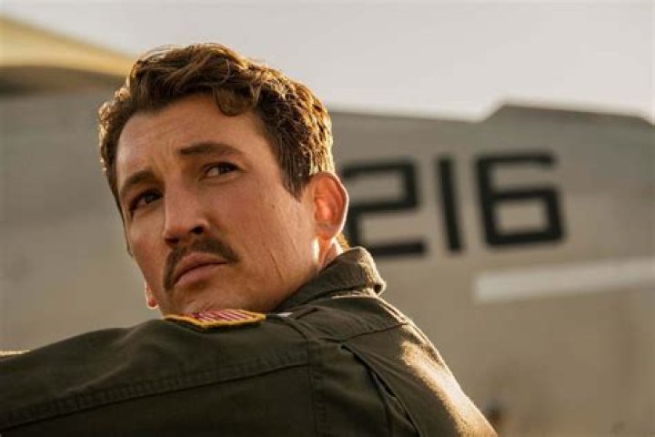 Lewis Pullman on Tom Cruise’s ‘Top Gun: Maverick’ Training, Beach Scene
