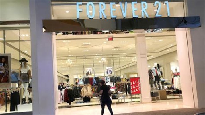 Four mall stores you'll never see again and customer are nostalgic for their favorite clothing brands from the 90s