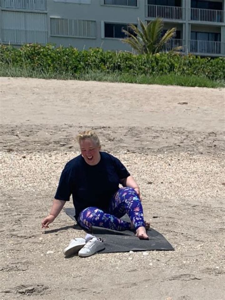 Mama June does yoga on the beach in attempt to shed 50 pounds after weight gain – The US Sun