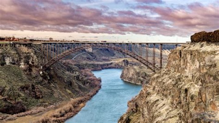 Man injured after base jumping off Perrine Bridge in Twin Falls