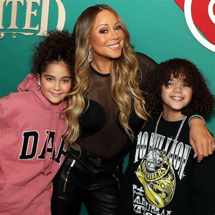 Mariah Carey’s Kids Present Her With Chart Achievement Award at BBMAs