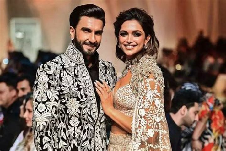 Deepika Padukone kisses Ranveer Singh as he goes down on his knees at Filmfare Awards 2019 – India TV