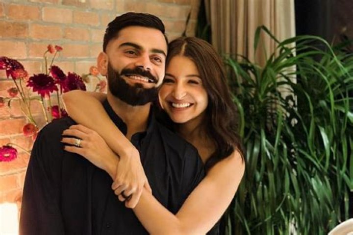 Why is Anushka Sharma giving a dumbfounded look to Virat Kohli? Twitterati makes wild guesses! – India TV