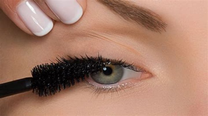 15 Best Mascara for Sensitive Eyes, According to Experts