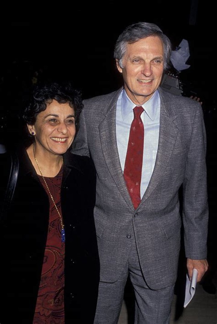 ‘M*A*S*H’ star Alan Alda overcame childhood struggles, now battles Parkinson’s