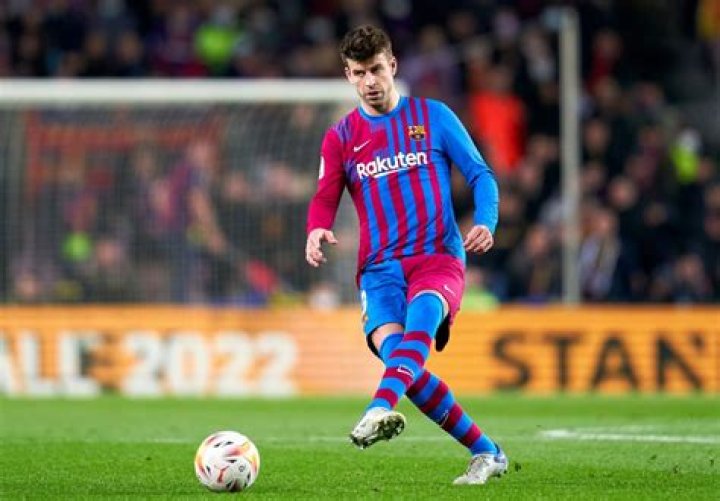 Memphis Depay accidentally posts video of Gerard Pique NAKED in dressing room after Barcelona win