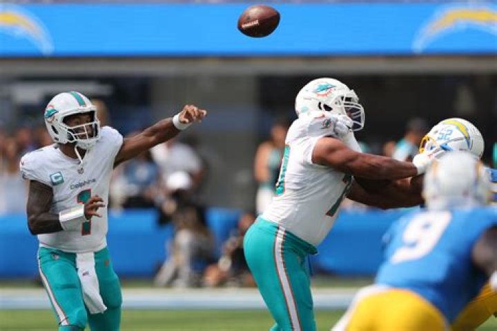 Miami Dolphins coach Mike McDaniel caught live on camera using genius trick to confuse LA Chargers