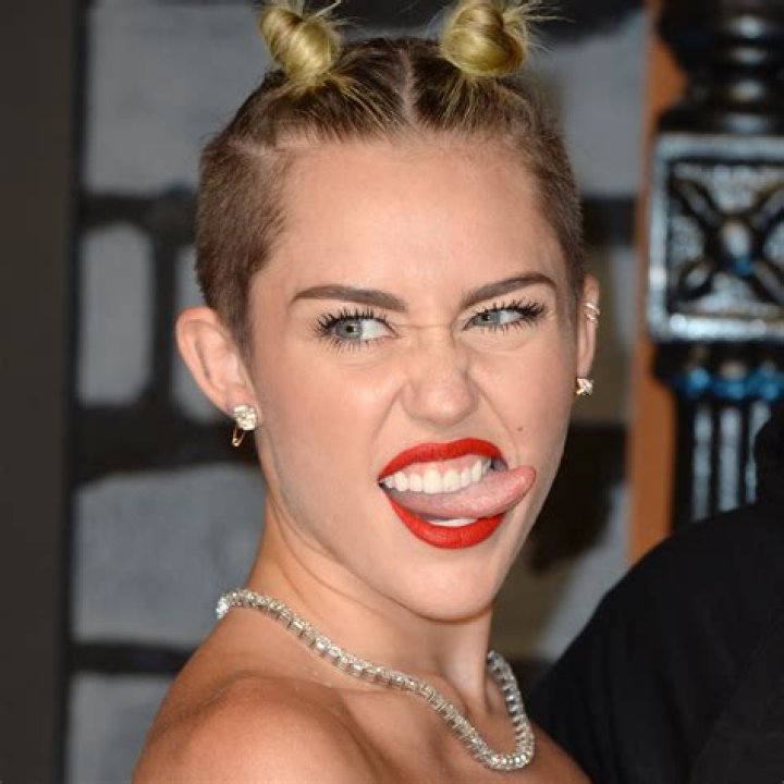 Miley Cyrus gets a new set of teeth