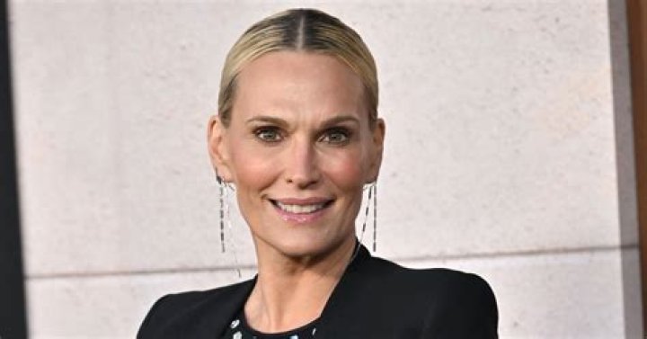 Molly Sims’ Rigorous 16-Step Beauty Sleep Routine Revealed: Video