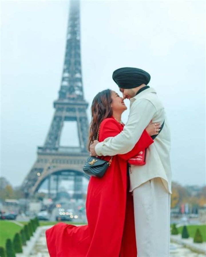 Neha Kakkra-Rohanpreet seal it with a kiss in front of the Eiffel Tower – India TV