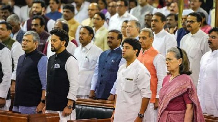 Sonia Gandhi, Jyotiraditya Scindia seen sitting together in Parliament's Central Hall