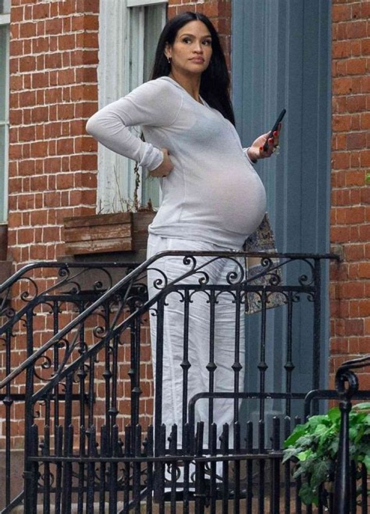 Pregnant Cassie Marries Alex Fine After Nearly 1 Year Together
