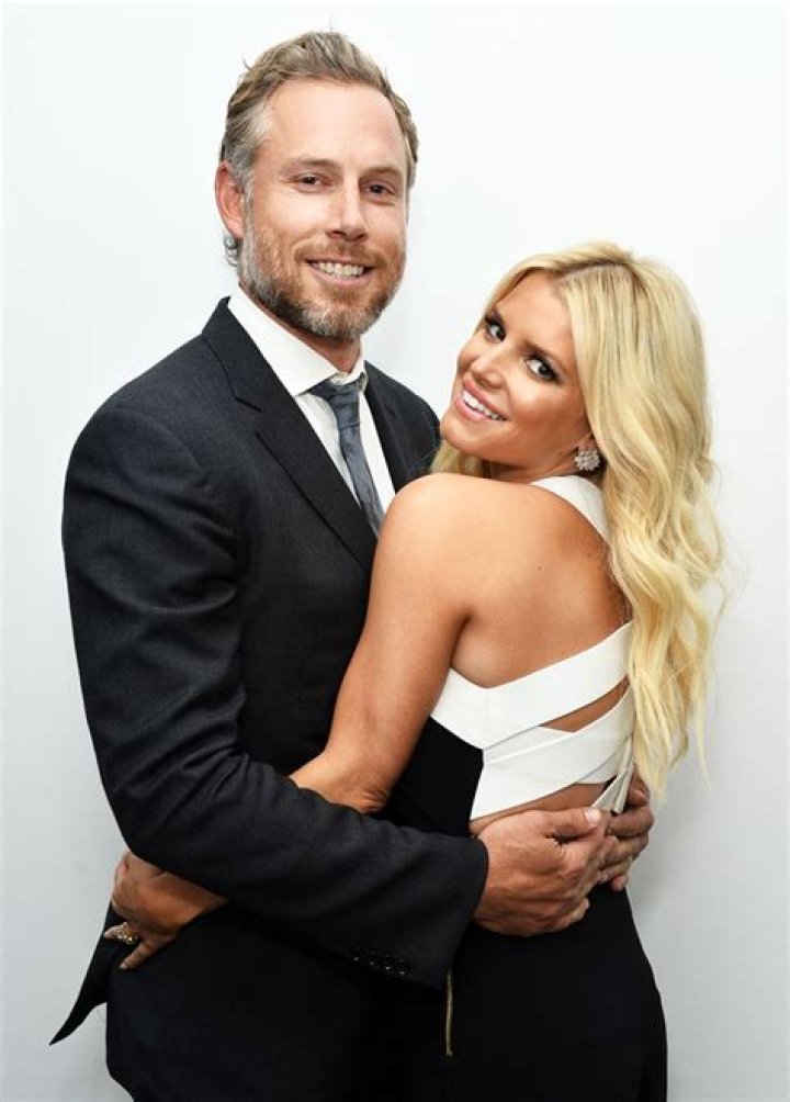 Pregnant Jessica Simpson Is Unrecognizable in ‘Twins’ Halloween Costume