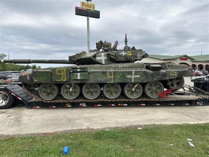 Shock as one of Putin's T-90 tanks is spotted at Louisiana truck stop