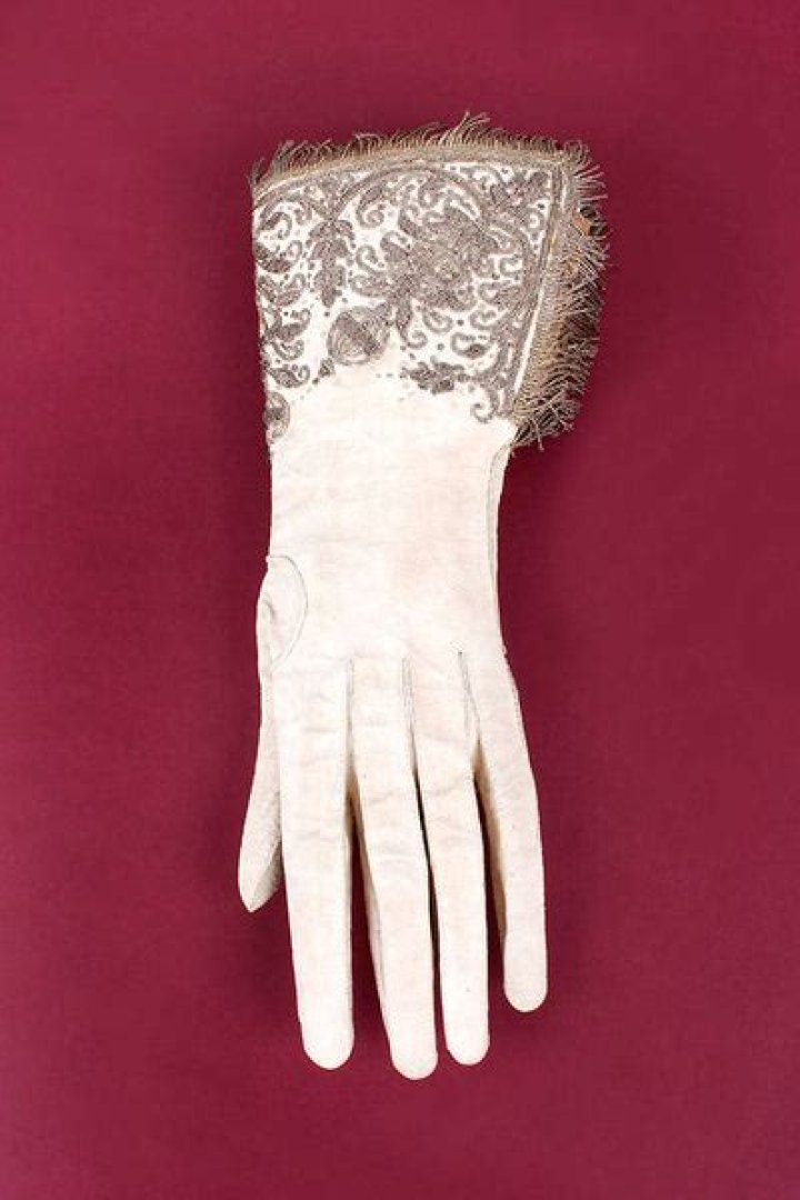 Regal Elegance: The Significance Of Queen Elizabeth I Coronation Gloves
