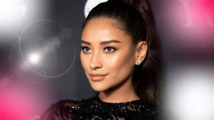 Shay Mitchell Height, Age, Boyfriend, Biography, Wiki, Net Worth
