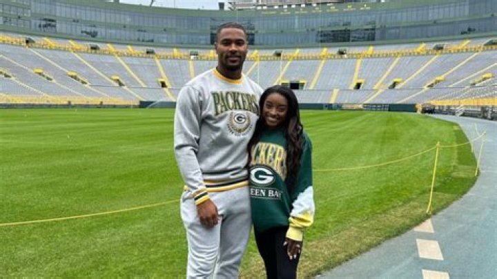 Simone Biles Kisses Jonathan Owens Before Green Bay Packers Game