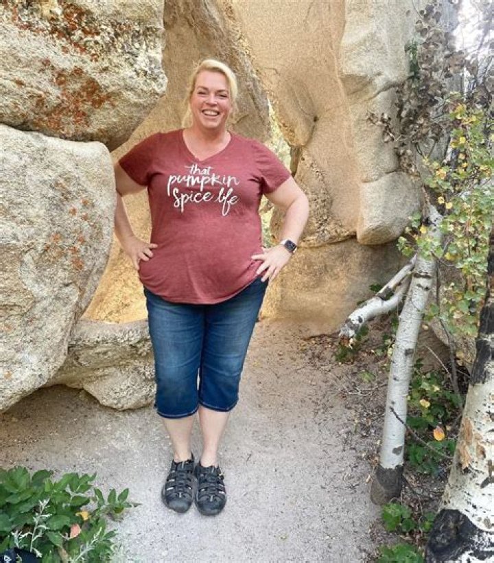 Sister Wives star Janelle Brown shows off her 100-lb weight loss in stunning top for new pic after dumping husband Kody