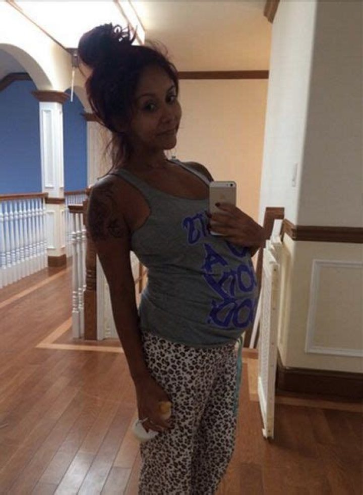 Snooki Posts Baby Bump Picture in Pajamas, Goes Without Makeup