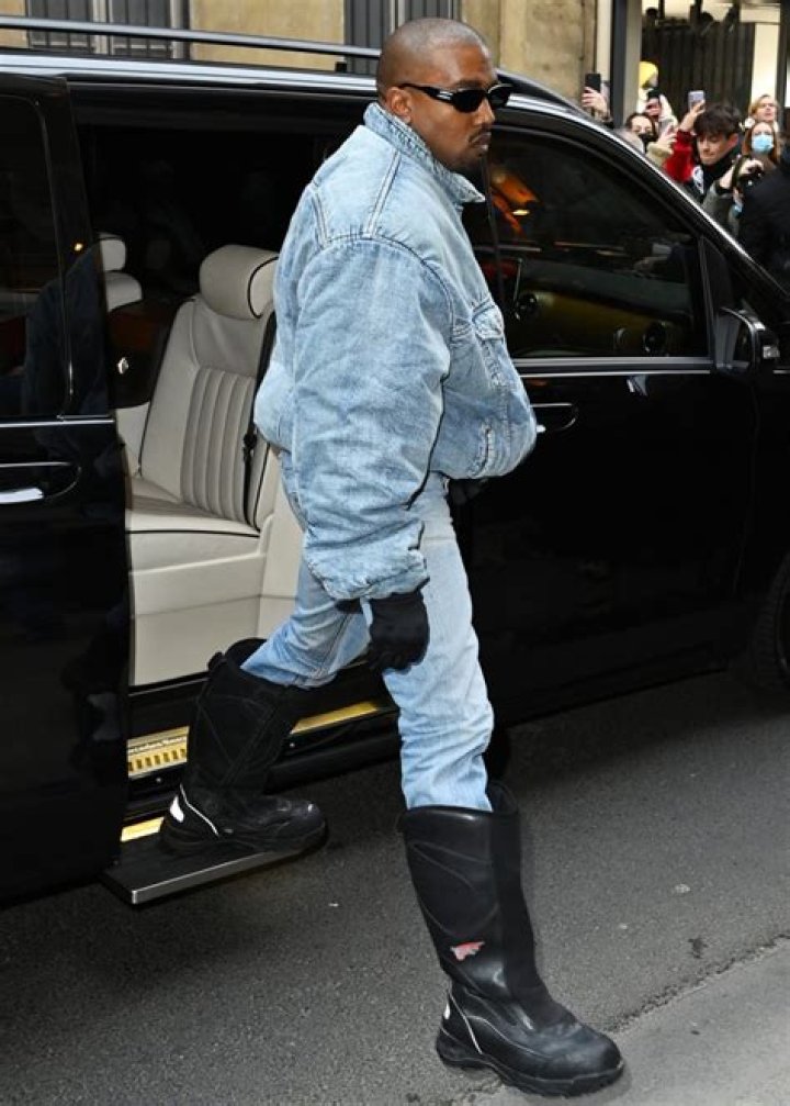 Snoop Dogg Roasts Kanye West’s Fashion, ‘Space Boots’ 