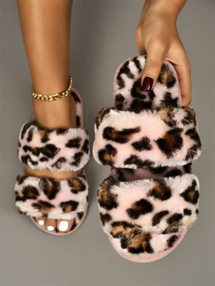 Sofia Vergara Wore These Vionic Relax Leopard Print Slippers