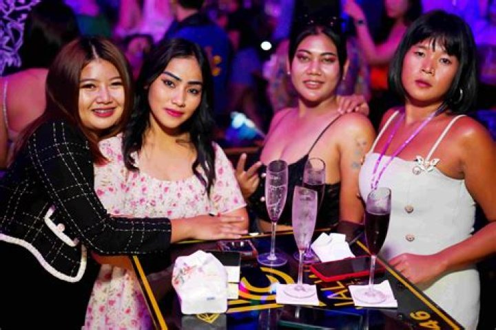 I’m a waitress at a spicy club – I made $255 just in tips on my first shift, and it was a Tuesday night