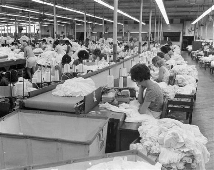 Standard Knitting Mill building fire in Knoxville, Tennessee, sees huge flames & sends smoke billowing high into the sky